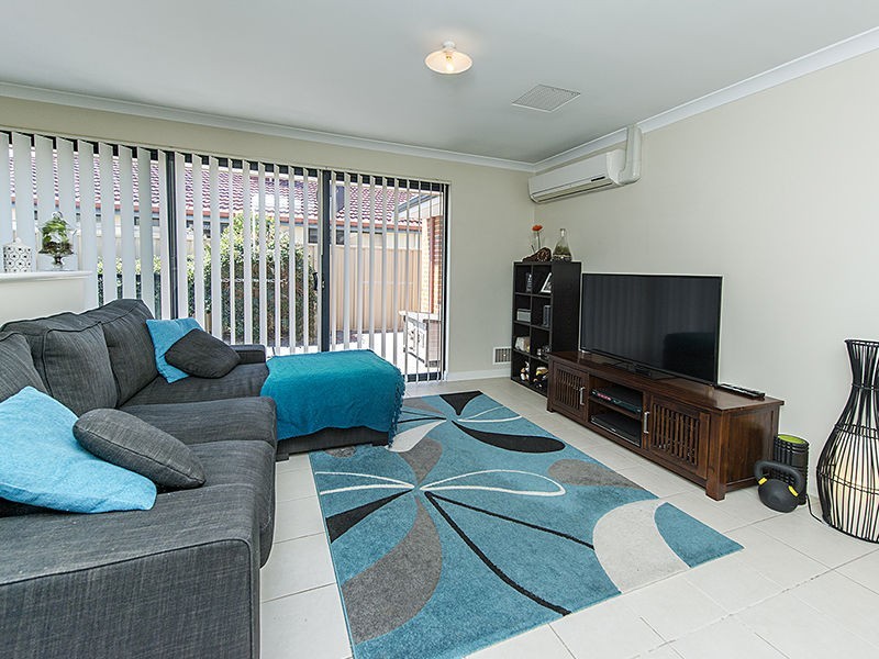 18/11 Hazlett Way, Canning Vale WA 6155