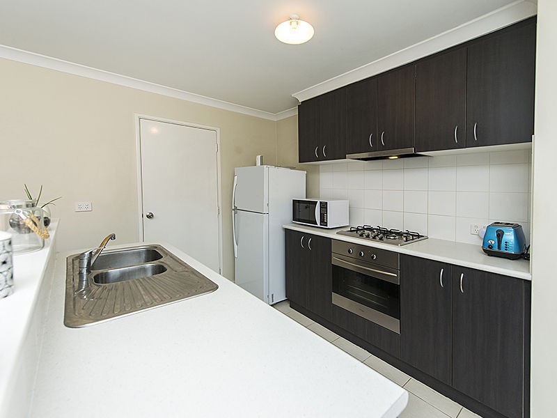 18/11 Hazlett Way, Canning Vale WA 6155