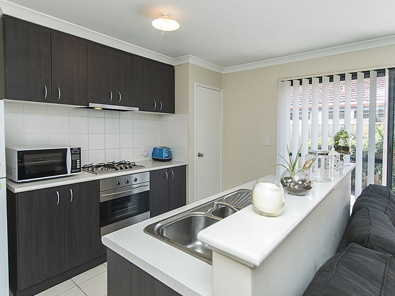18/11 Hazlett Way, Canning Vale WA 6155