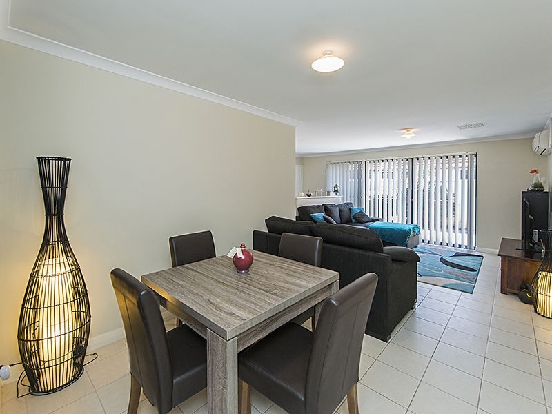 18/11 Hazlett Way, Canning Vale WA 6155