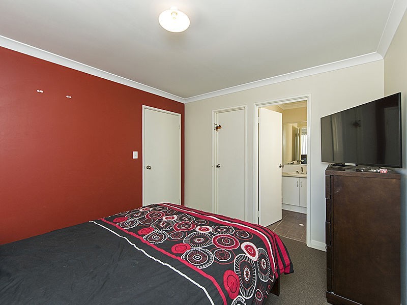 18/11 Hazlett Way, Canning Vale WA 6155