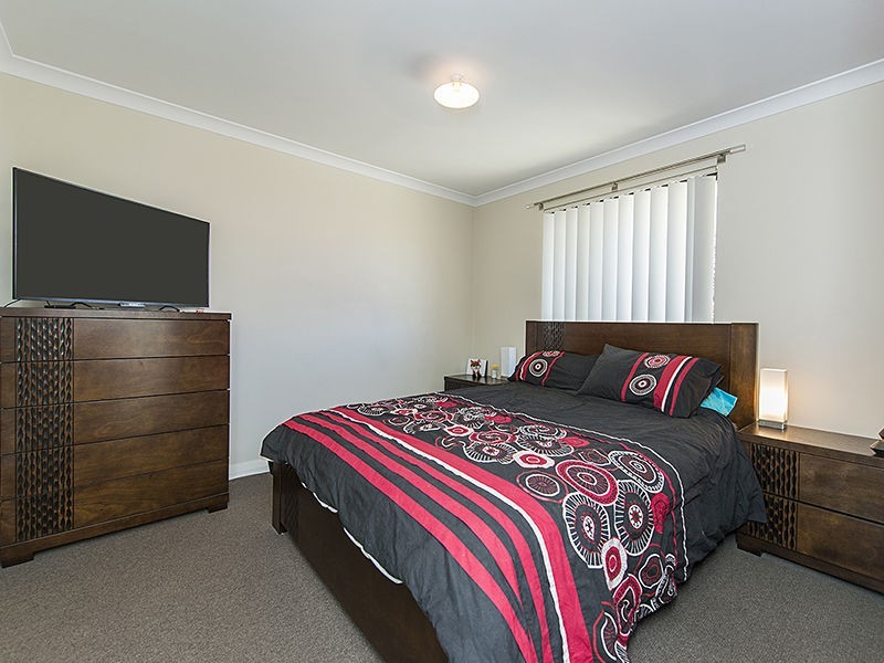 18/11 Hazlett Way, Canning Vale WA 6155