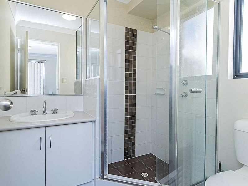 18/11 Hazlett Way, Canning Vale WA 6155