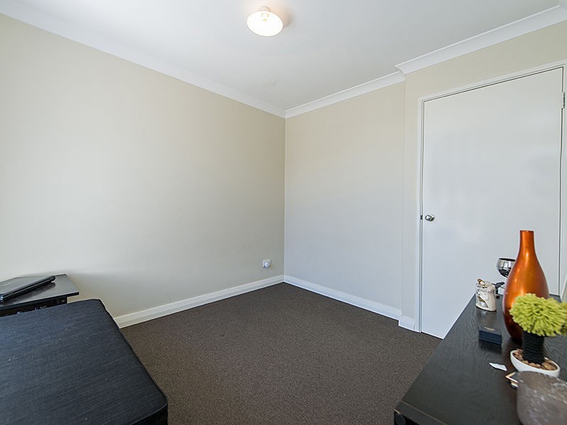 18/11 Hazlett Way, Canning Vale WA 6155