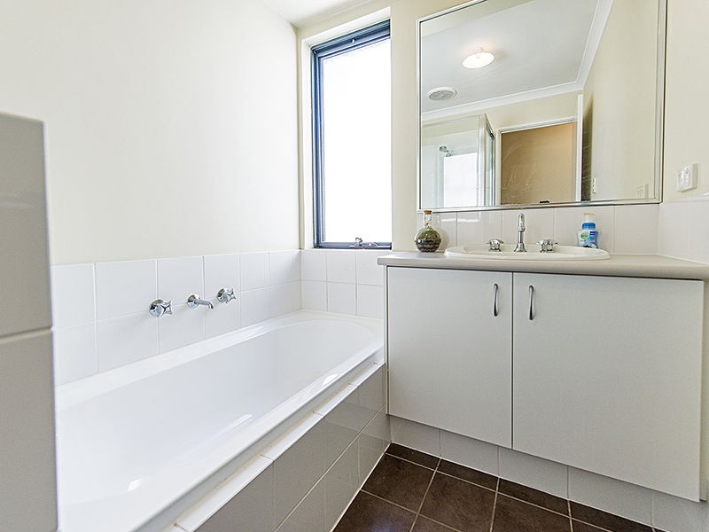 18/11 Hazlett Way, Canning Vale WA 6155