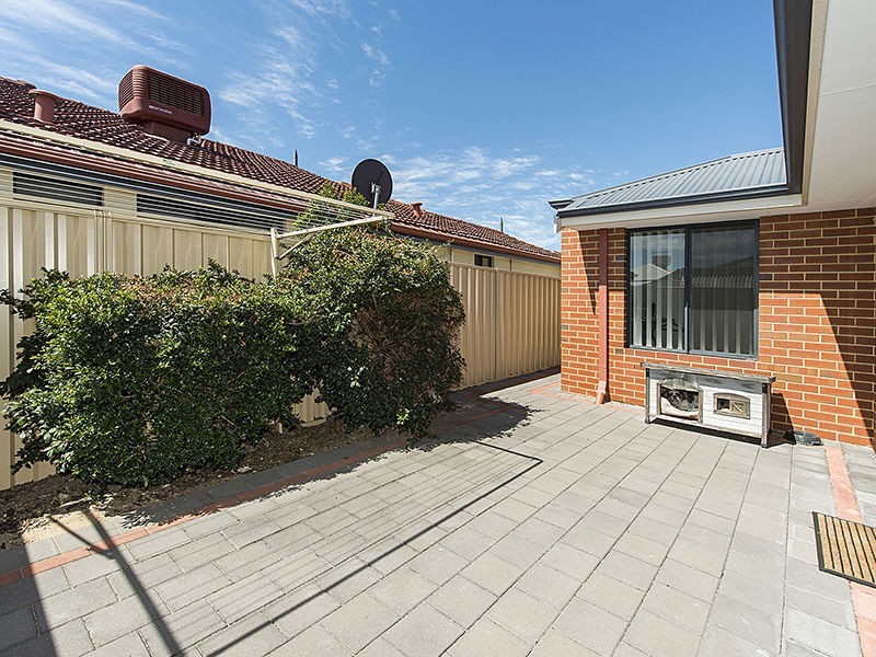 18/11 Hazlett Way, Canning Vale WA 6155