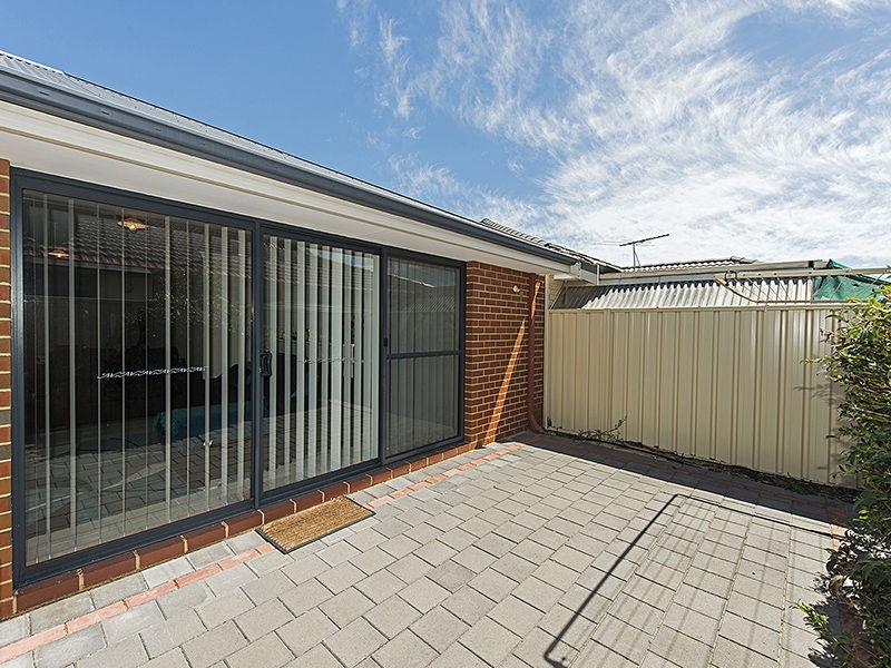 18/11 Hazlett Way, Canning Vale WA 6155