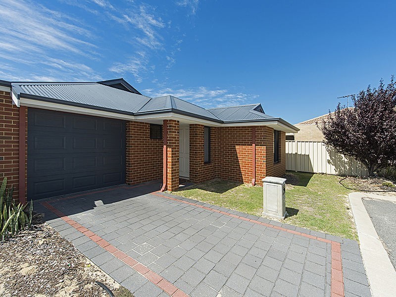18/11 Hazlett Way, Canning Vale WA 6155