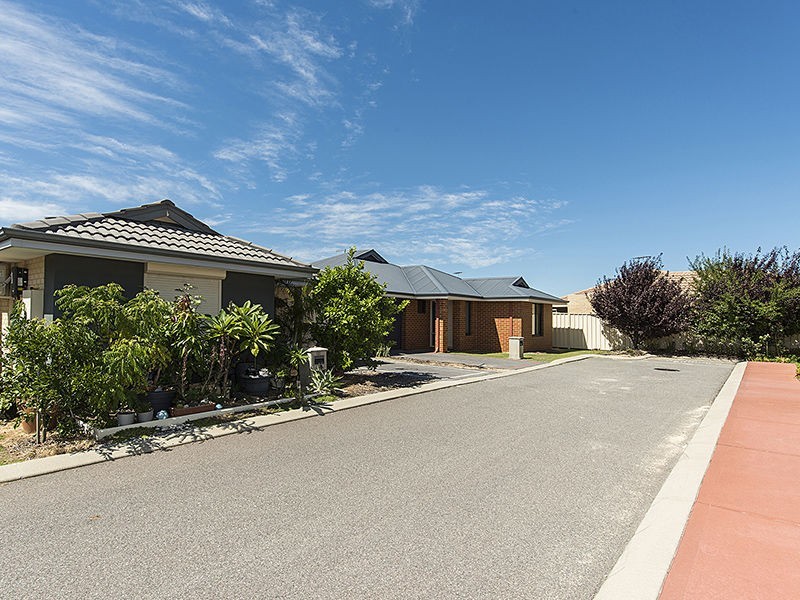 18/11 Hazlett Way, Canning Vale WA 6155