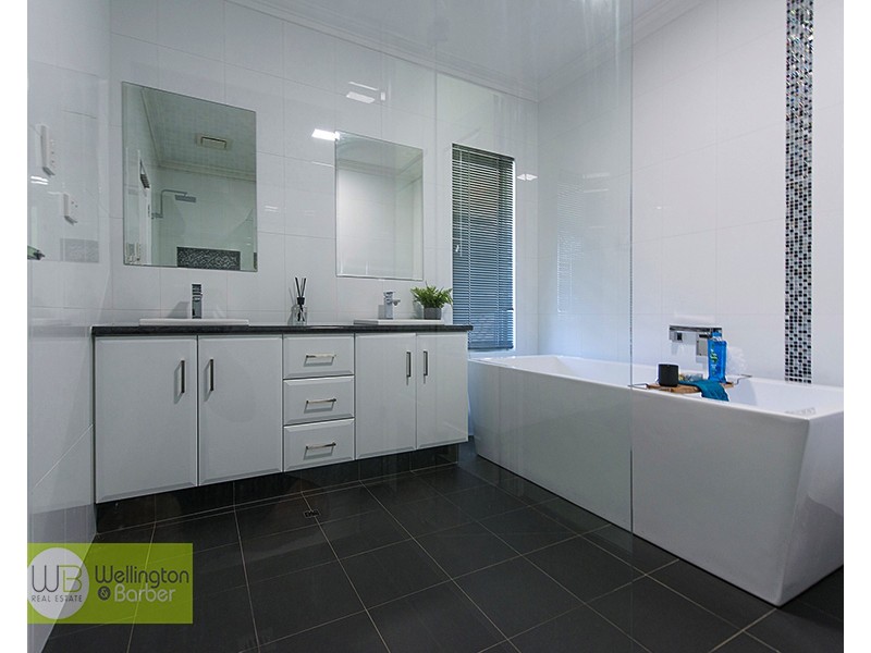 4 Pacific Ave, Atwell WA 6164