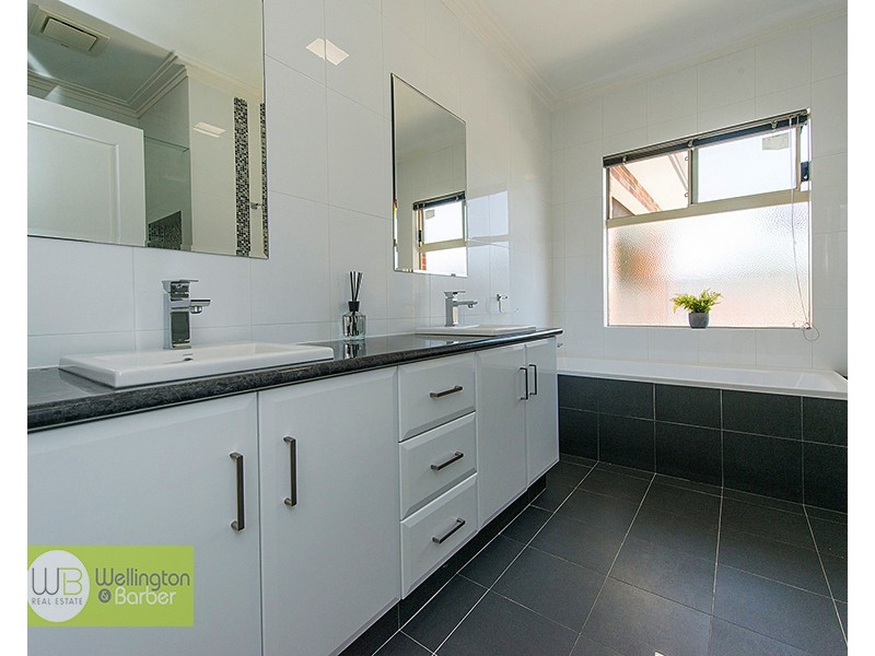 4 Pacific Ave, Atwell WA 6164