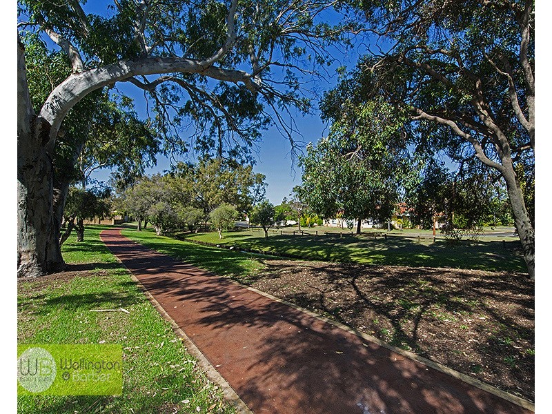 7 Galway Gr, Waterford WA 6152