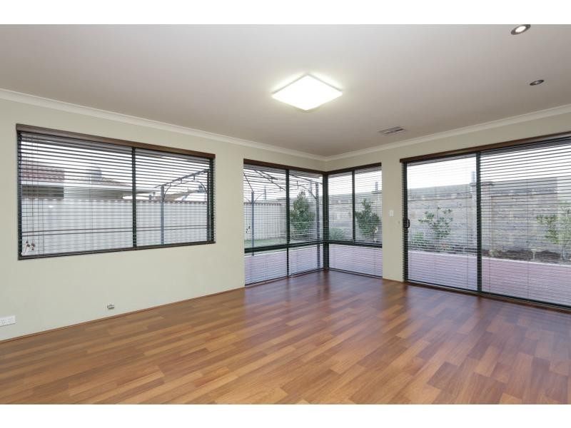 61 Courtland Crescent, Redcliffe WA 6104