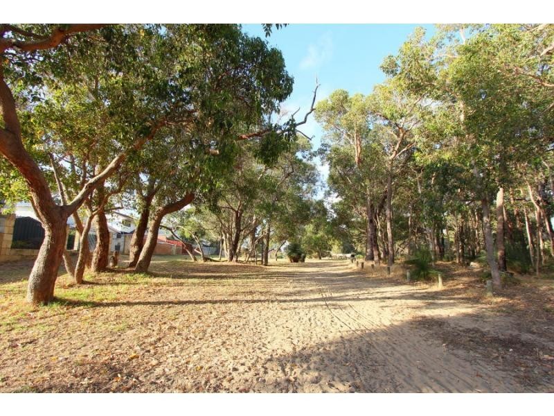 82 Arnott Street, Trigg WA 6029