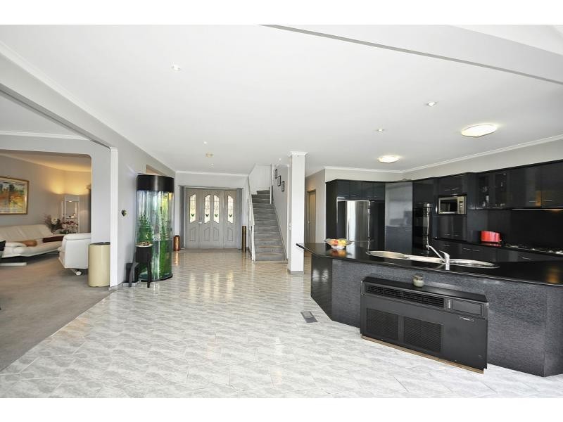 25 Laura Grove, Avondale Heights VIC 3034