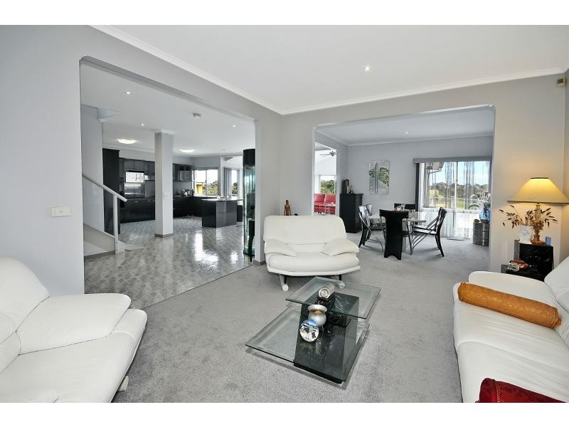 25 Laura Grove, Avondale Heights VIC 3034