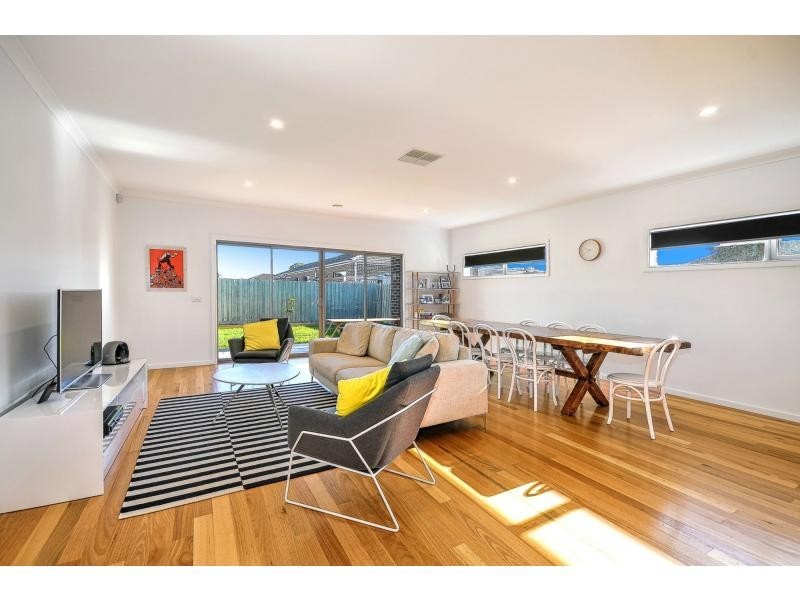14 Westminster Drive, Avondale Heights VIC 3034