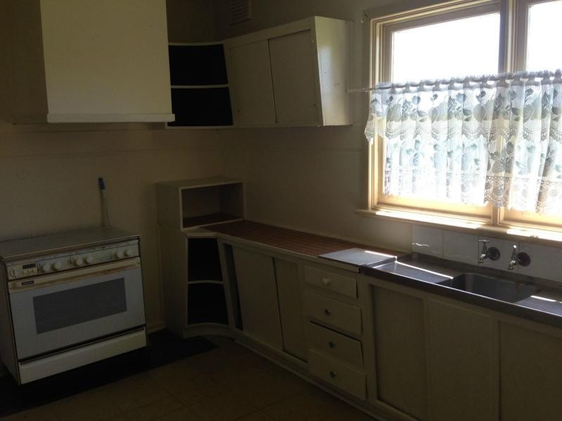 16 Deutscher Street, Avondale Heights VIC 3034