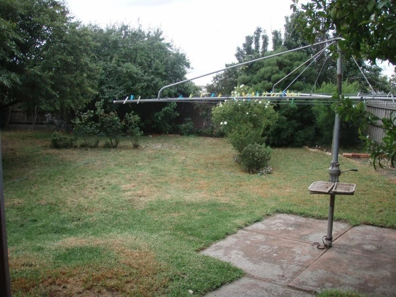 14 The Crossway  South, Avondale Heights VIC 3034