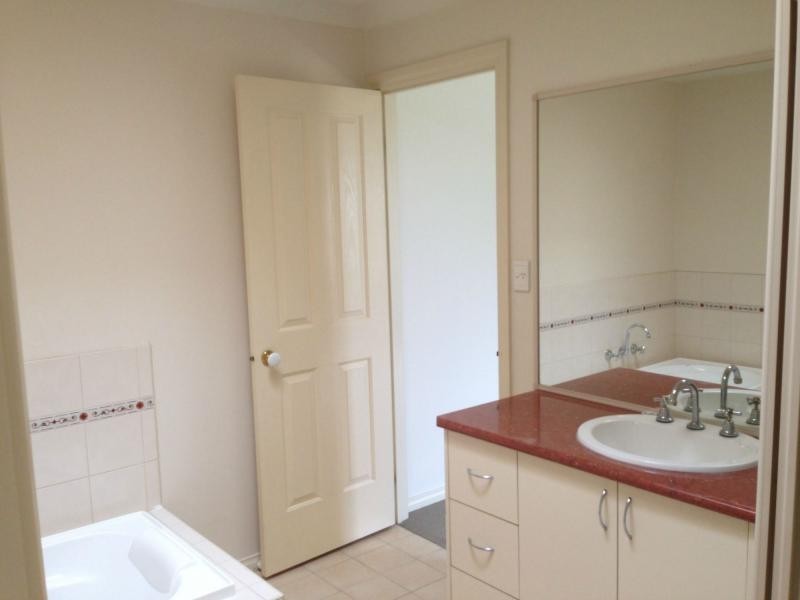 52 Village Avenue, Taylors Lakes VIC 3038