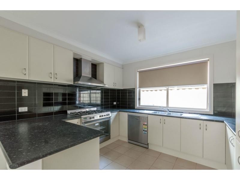 8 Billy Buttons Avenue, Cairnlea VIC 3023