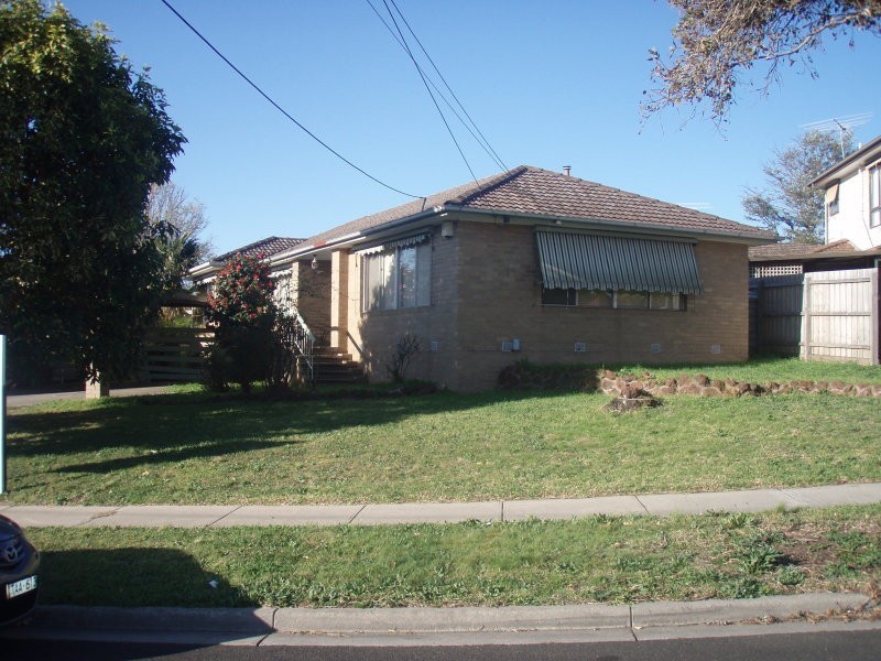 24 Dunfield Drive, Gladstone Park VIC 3043