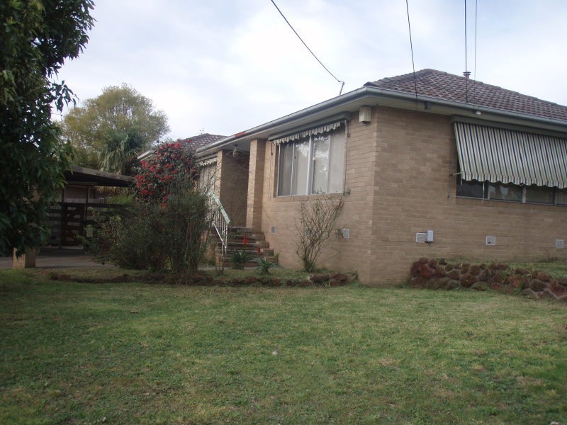 24 Dunfield Drive, Gladstone Park VIC 3043