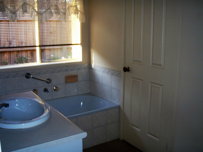 15 Dumas Avenue, Avondale Heights VIC 3034