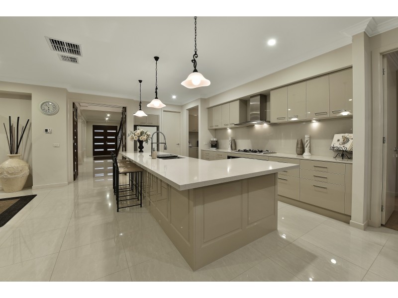 5 Austin Ct, Taylors Hill VIC 3037