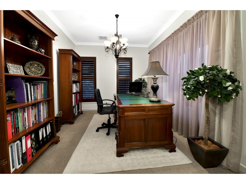 5 Austin Ct, Taylors Hill VIC 3037