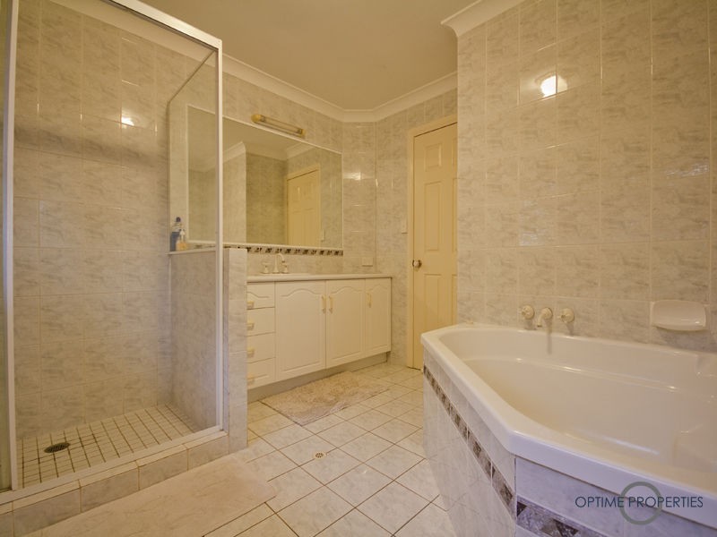 11 Mcinnes Place, Mount Ommaney QLD 4074