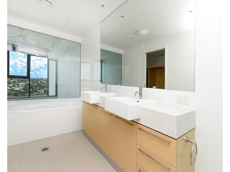 11706/8 Harbour Road, Hamilton QLD 4007