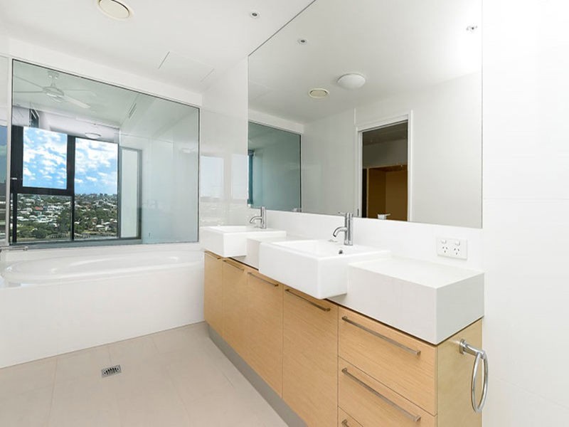 11706/ 8 Harbour Road, Hamilton QLD 4007