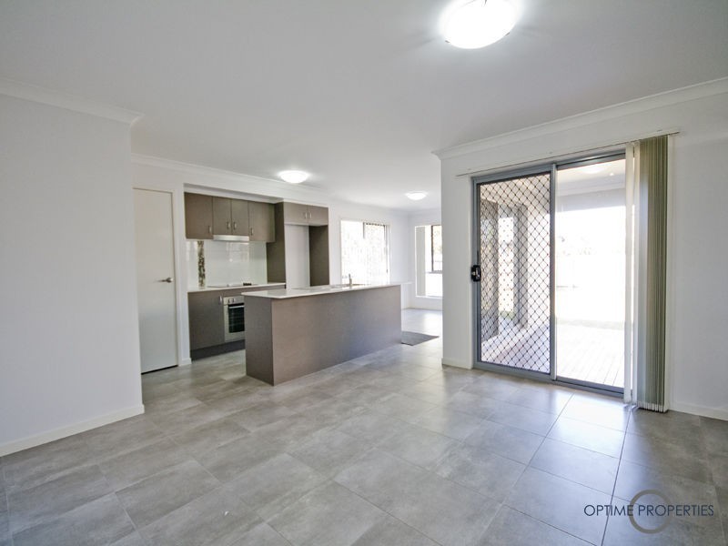 8 St Clements Road, Oxley QLD 4075