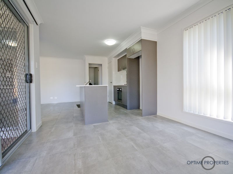 8 St Clements Road, Oxley QLD 4075