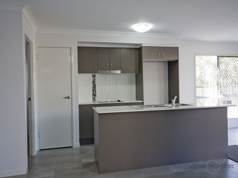 8 St Clements Road, Oxley QLD 4075