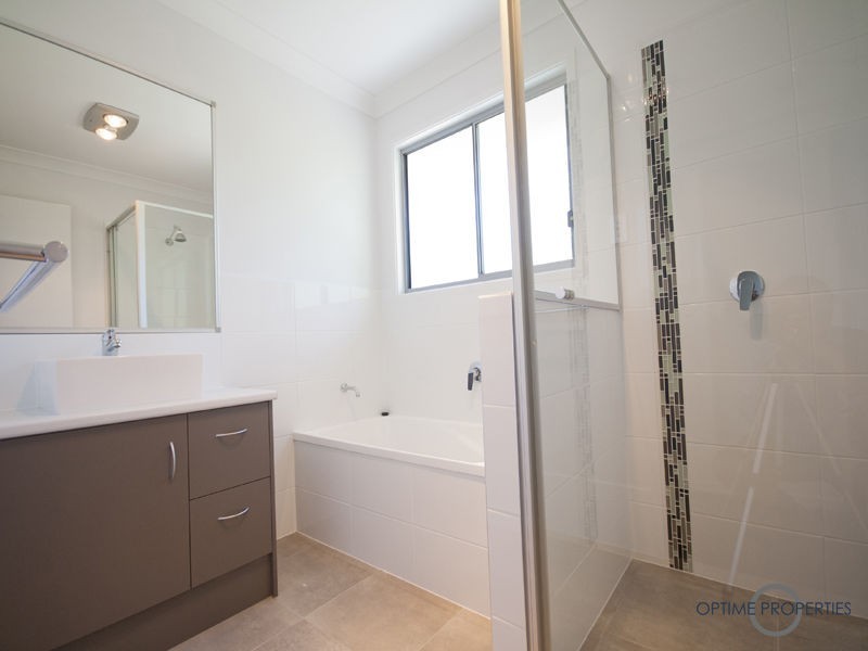 8 St Clements Road, Oxley QLD 4075