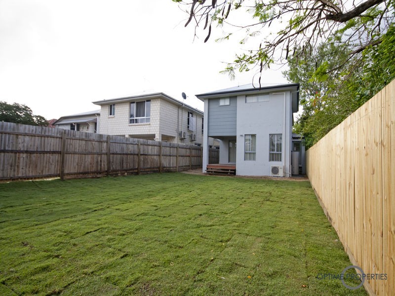 8 St Clements Road, Oxley QLD 4075