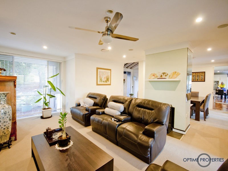 10 Hannah Street, Mount Ommaney QLD 4074