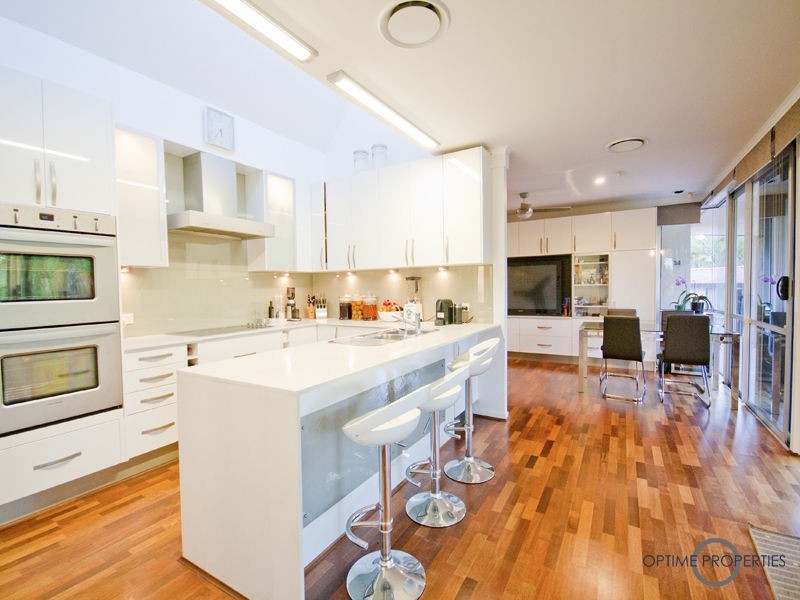 10 Hannah Street, Mount Ommaney QLD 4074