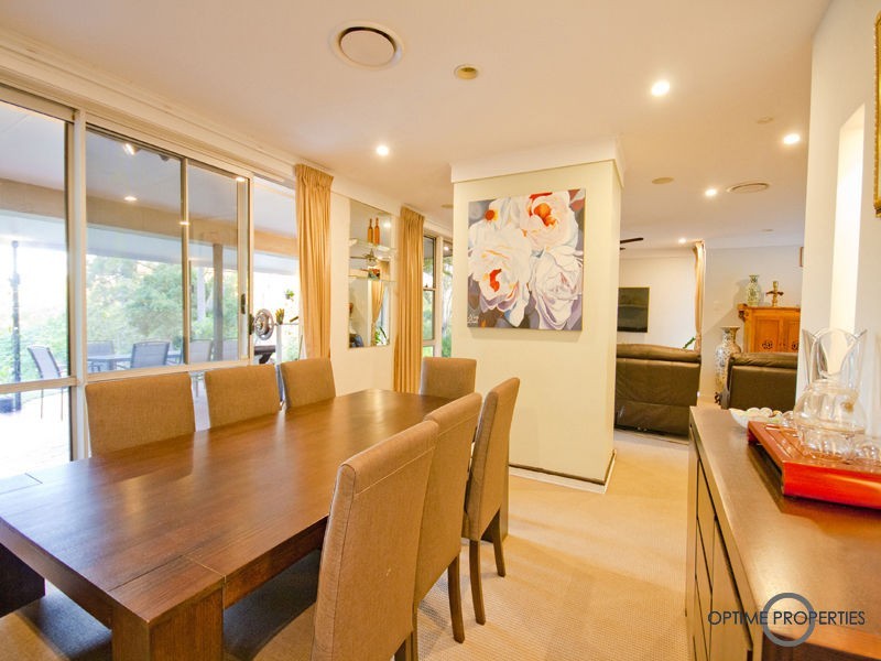 10 Hannah Street, Mount Ommaney QLD 4074