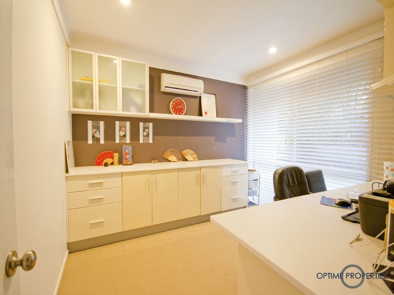 10 Hannah Street, Mount Ommaney QLD 4074