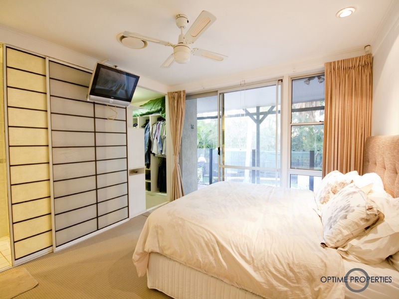 10 Hannah Street, Mount Ommaney QLD 4074