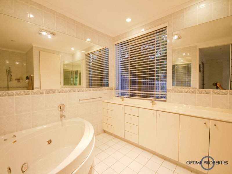 10 Hannah Street, Mount Ommaney QLD 4074