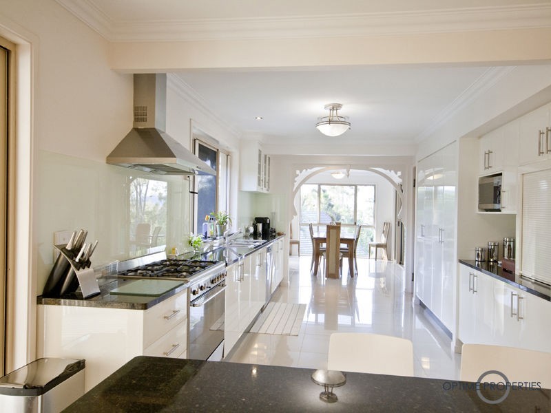 5 Sturt Court, Mount Ommaney QLD 4074