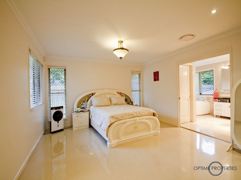 5 Sturt Court, Mount Ommaney QLD 4074