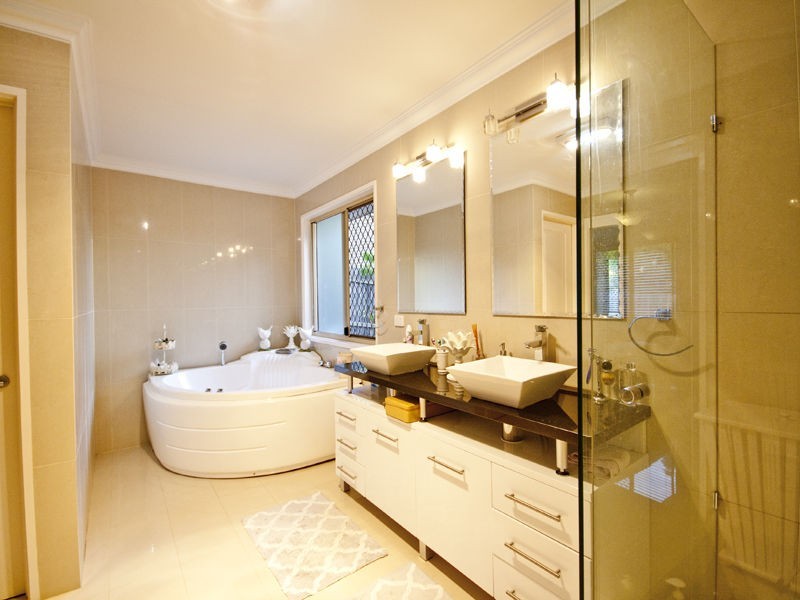 5 Sturt Court, Mount Ommaney QLD 4074