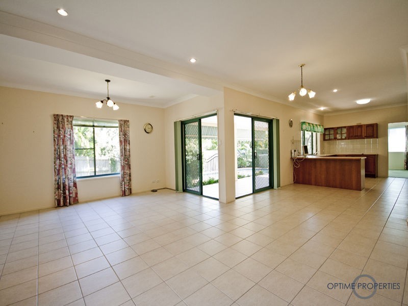 8 Mallery Street, Westlake QLD 4074