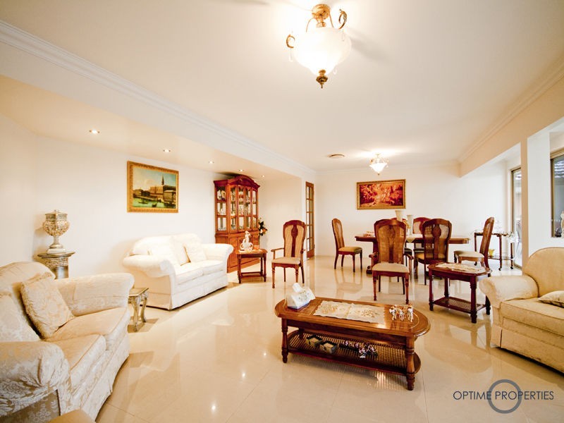 5 Sturt Court, Mount Ommaney QLD 4074