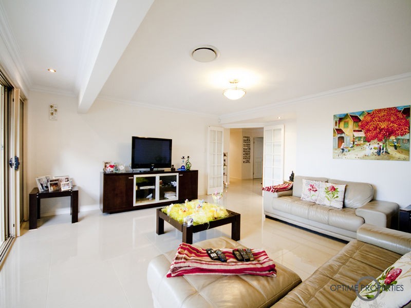 5 Sturt Court, Mount Ommaney QLD 4074